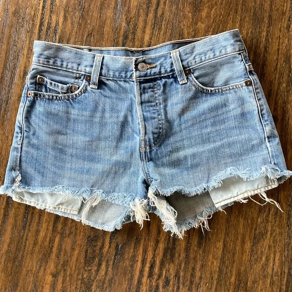 Vintage Y2K Levi’s 501 Button Fly Mid Rise Raw Hem Jean Shorts - Picture 2 of 10